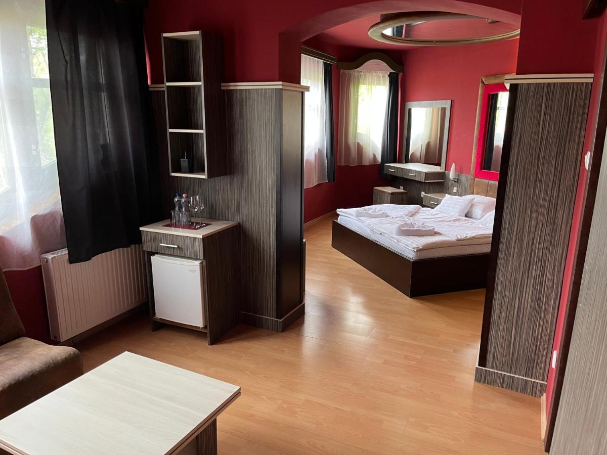 Hotel Corvin Gyula Ngoại thất bức ảnh
